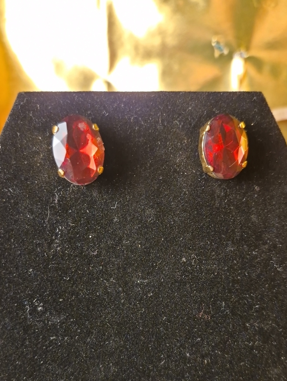 Elegant Red Oval Faceted Stud Earrings - Unbranded
